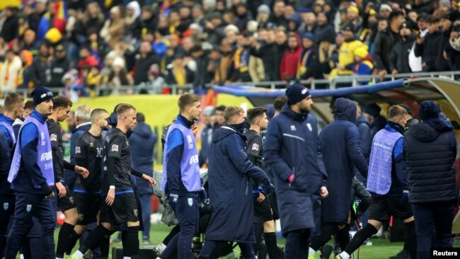 Futbollistët e Kosovës duke shkuar drejt zhveshtores pasi e braktisën ndeshjen e Ligës së Kombeve me Rumaninë në Bukuresht, pak sekonda pa përfunduar ajo, duke u ankuar se kishte thirrje raciste nga ana e vendësve.