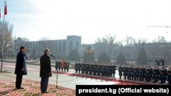 Sooronbai Jeenbekov və Almazbek Atambaev ötən noyabrda yeni prezidentin andiçmə günü hərbi paradda