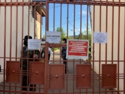 Ворота инфекционной больницы в Махачкале