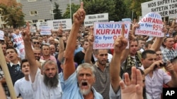 Мусульмане требуют выделить землю для новой мечети в Приштине. Косово, 2 сентября 2011 года.