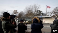 Jurnaliști în fața misiunii diplomatice a Statelor Unite ale Americii la Geneva, pe 23 noiembrie 2025, înaintea discuțiilor privind planul SUA de a pune capăt războiului din Ucraina.