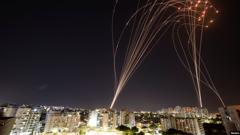 رهگیری راکت‌های شلیک شده از نوار غزه توسط گنبد آهنین اسرائیل