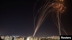 Sistemul antiaerian al Israelului, interceptând rachete lansate de militanții din Fâșia Gaza, Ashkelon, 11 mai 2021