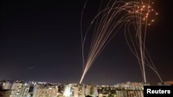 Противоракетата въздушна система за отбрана над столицата Тел Авив прихвана стотици ракети, изстреляни от Хамас през нощта в сряда