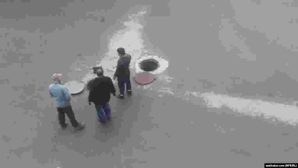 Aşgabadyň köçelerindäki lýuklaryň gapaklarynyň ýitirim bolmagy saklanyp galýar. Noýabr, 2020.&nbsp;