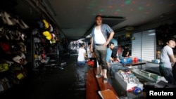 Comercianți încercând să-și salveze bunurile, 17 august 2019 