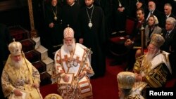 Вселенський патріарх Варфоломій (л), патріарх Александрійський і всієї Африки Феодор II (с), патріарх Московський Олексій (п) під час зустрічі у Стамбулі, 9 березня 2014 року