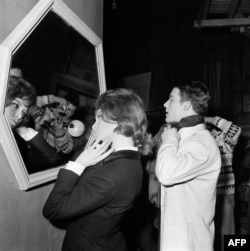 Бриджит Бардо позира с бъдещия си съпруг Жак Шарие на снимачната площадка на филма Babette s'en va-t-en guerre, 6 март 1959 г.