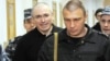 Михаил Ходорковский (слева), находясь в заключении, смог выиграть иск против России и распорядиться полученными деньгами в благотворительных целях.