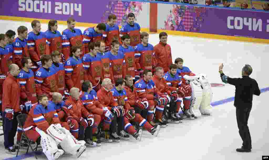 Гравці збірної Росії з хокею позують для фото під час тренування