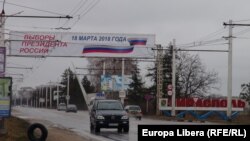 Imagine din Tiraspol, cu un banner promoțional pentru alegerile prezidențiale din Federația Rusă din martie 2018.