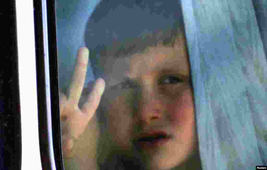 Kosovo: Albansko dijete izbjeglica iz Kosova gleda kroz prozor autobusa koji je prevozio izbjeglice u kamp u Turskoj 6. aprila 1999. godine.Ukrajina: Dvoje djece iz Krivog Roga sjede u automobilu koji ih je prevozio prema Njemačkoj 12. marta 2022. Oni su napustili osnovnu školu u Przemyslu u Poljskoj, koja je bila pretvorena u sklonište.