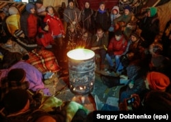 Сторонники евроинтеграции греются у костра на площади Независимости в Киеве, 4 декабря