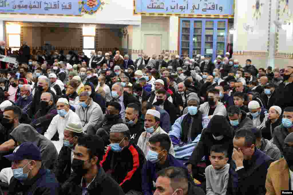 Musulmanlar maskalar kiyip, Lakemba camisinde saba namazını bekley. Avstraliya