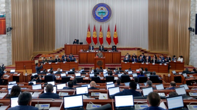 В парламент Кыргызстана внесли проект о лишении экс-президентов неприкосновенности 