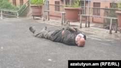Вардгес Гаспари лежит на земле перед избирательным участком, Ереван, 14 мая 2017 г.