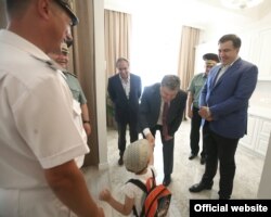 У липні 2016-го разом із президентом Петром Порошенком Ківан подарував сім квартир військовим морякам у новобудовах своєї компанії