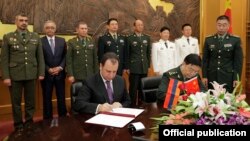 China - Chinese Defense Minister Chang Wanquan and his Armenian counterpart Vigen Sargsian sign an agreement in Beijing, 4Sep2017.