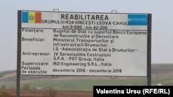 „Uitați-vă, ce placat este scris la Hâncești? „Drumul se va construi din 2016 și în 2018 se dă în exploatare”. S-a început drumul? Nu s-a început, doamnă! Satele mor și o să moară.”