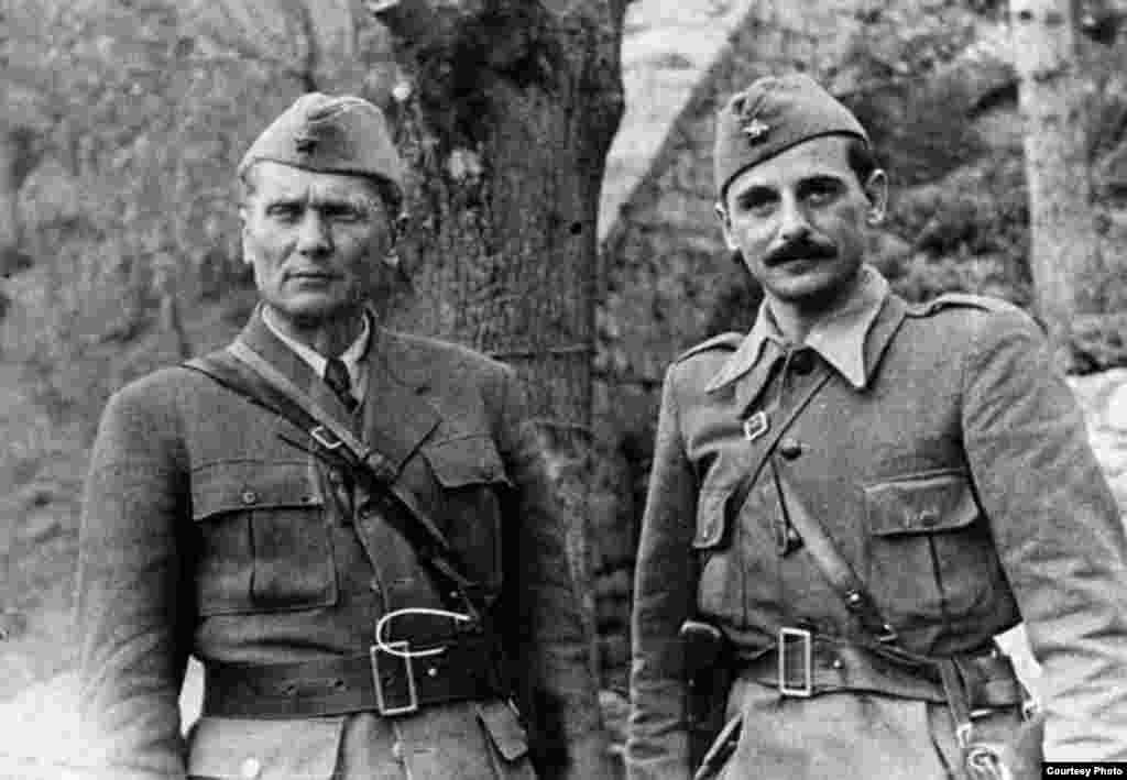 Маршал Иосип Броз Тито и генерал Коча Попович в Дрваре. Фото 1943 года