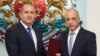 През 2020 г. президентът Румен Радев (вляво) удостои Емил Тонев (вдясно) с висше офицерско звание „бригаден генерал“.
