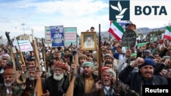 Huthët në Sanaa të Jemenit duke shprehur mbështetje për Iranin.