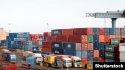 Ukrayna - Dəniz konteyner terminalı. Kranlar gəmiləri yükləyir, Odessa, 5 dekabr 2008