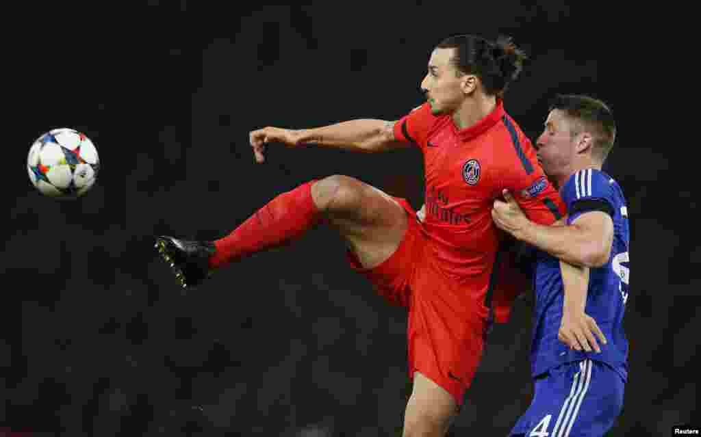 &nbsp;Zlatan Ibrahimovic Gary Cahill-lə top uğrunda mübarizə aparır