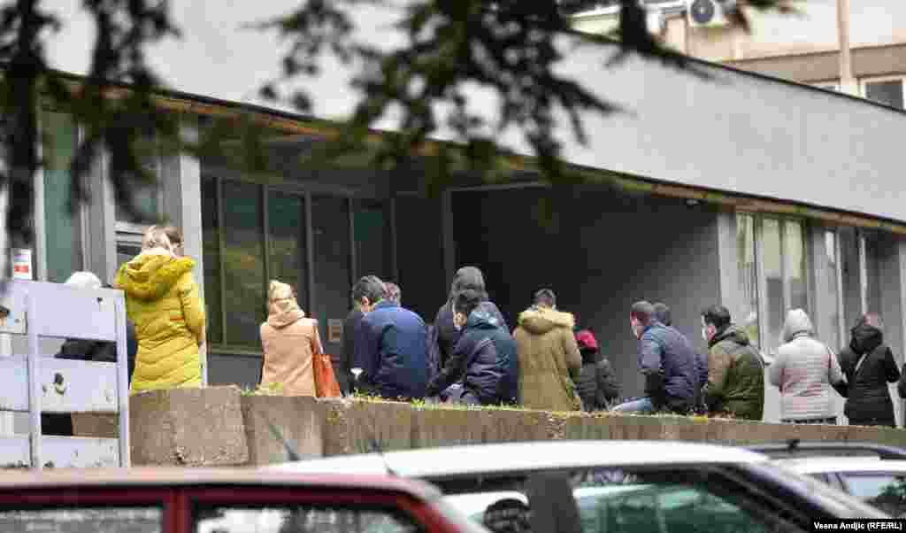 Čekanje ispred COVID ambulante Doma zdravlja Palilula, četvrtak 12. novembra. 