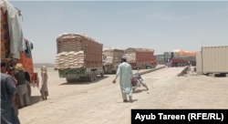 Сотни полуразбитых грузовых автомобилей, битком набитых мужчинами, женщинами и детьми, ежедневно выезжают из Заранджа, столицы контрабандистов Афганистана