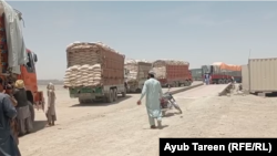 لاری های مملو از مواد خوراکی که از طریق دروازه سرحدی سپین بولدک می خواهند از خاک پاکستان داخل افغانستان شوند - عکس از آرشی