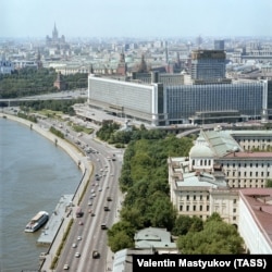 Вид на Москворецкую набережную, гостиницу "Россия" и Кремль