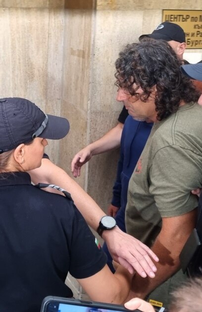 Един капитан един моряк и един отговорник за обект бяха