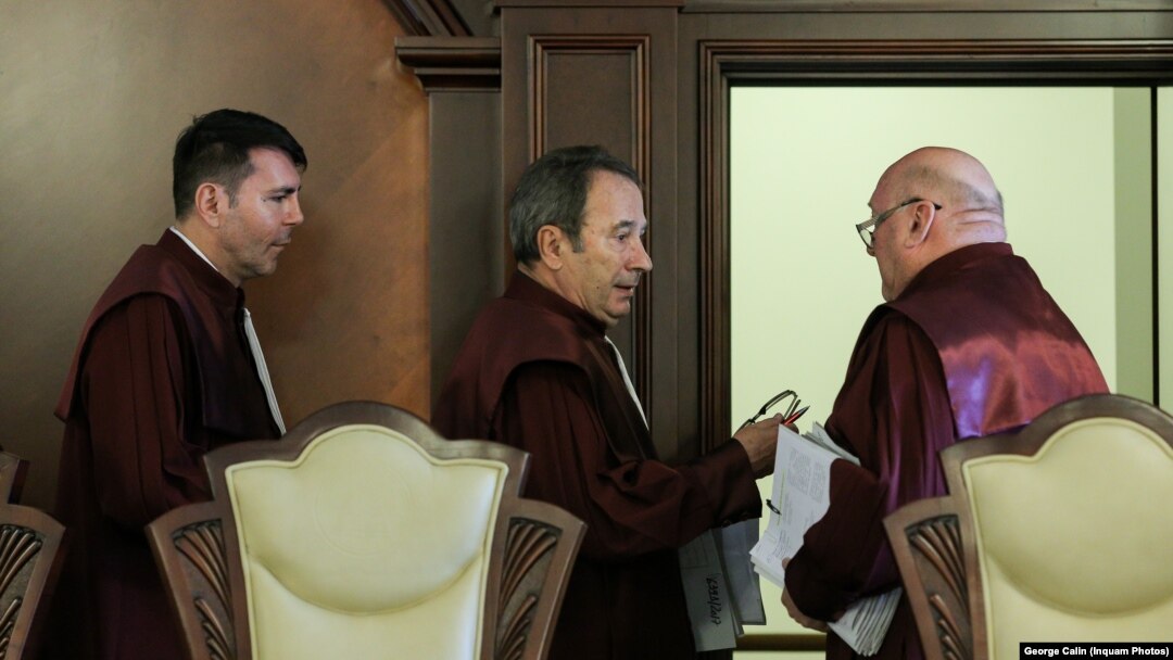 Gheorghe Stan (stânga), Valer Dorneanu (centru) și Cristian Deliorga (dreapta), trei dintre cei nouă judecători ai Curții Constituționale a României (CCR) - imagine de arhivă.