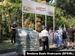 Štandovi na kojima se dele flašice sa vodom. U Beogradu je danas jedan od najtoplijih dana ove godine, sa temperaturom koja prelazi 35 stepeni.