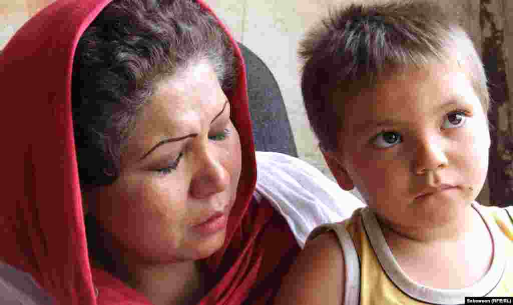Laila Haidari with a drug addicted child.