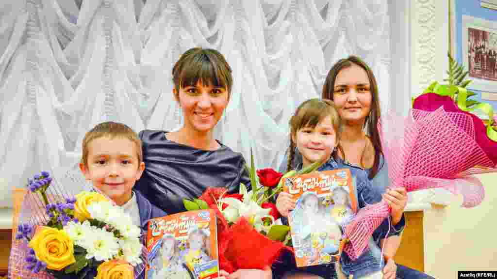 Концертта балалары белән килгән яшь гаиләләргә бүләккә "Сабантуй" журналы таратылды