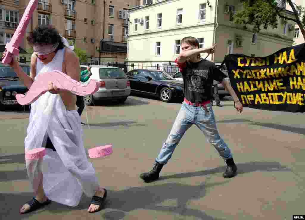 Сначала несколько молодых людей, представившиеся арт-группой "Бойня" провели акцию "Суды над художниками - насилие над правосудием"