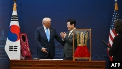 دونالد ترامپ در کنار لی جه میونگ، رئیسجمهور کره جنوبی در مراسم دریافت نشان افتخار و نسخهای از تاج پادشاهان شیلا