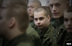 Tineri recruți ruși în timpul unei ceremonii de plecare la armată (fotografie de arhivă).