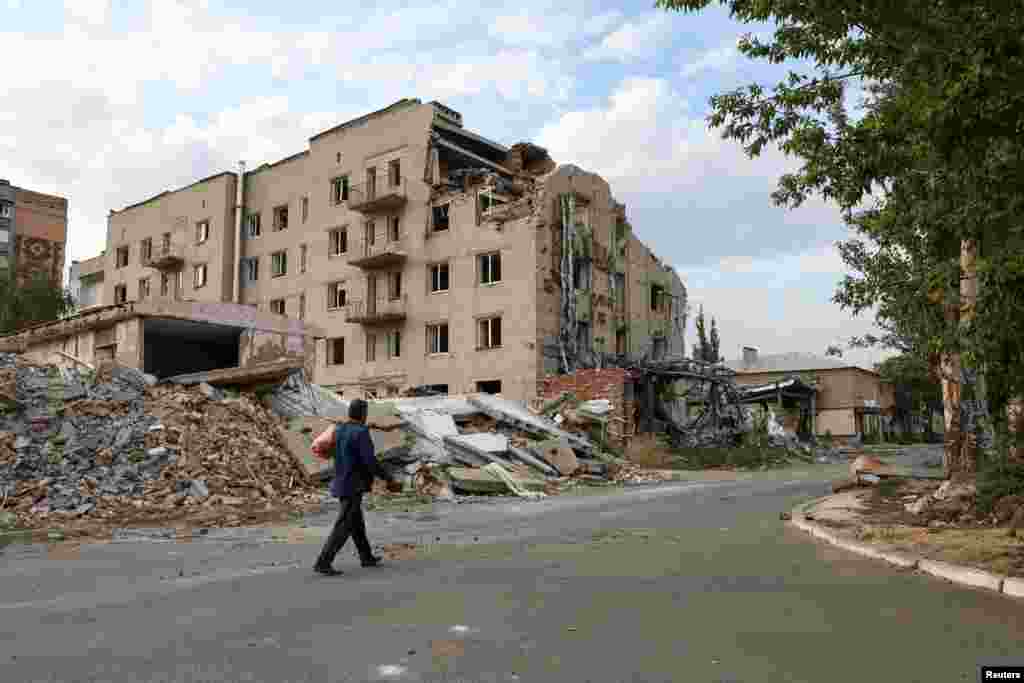 Un bloc de apartamente din Pokrovsk, distrus de bombardamentele rusești în septembrie. Jurnaliștii spun că unii localnici așteaptă cu nerăbdare sosirea trupelor ruse, în ciuda faptului că numeroase localități din Donbas au fost reduse la ruine până la intrarea forțelor rușești.