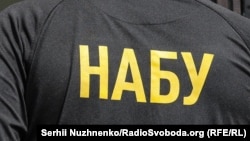 НАБУ уточнює, що схема полягала в пошуку перспективних земельних ділянок та реєстрації на підконтрольних осіб права власності на споруди, яких на цих ділянках не було