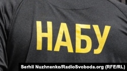 За даними слідства, фігурант, працюючи головою Тернопільської обласної ради, не вказав у деклараціях за 2022-2023 роки квартиру площею 201,9 квадратних метрів, яка належала його матері