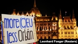 Nga protestat antiqeveritare në Budapest...