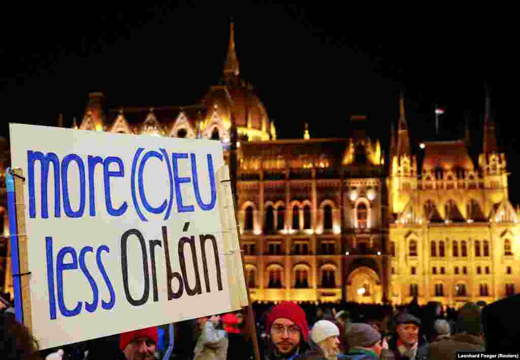 УНГАРИЈА - Пратеници на унгарската опозиција се собраа пред зградата на јавната телевизија во Будимпешта која ја обвинуваат за необјективност. До ова доаѓа како продолжување на протестите против новиот закон за труд кој ги ограничува правата на работниците и против политиката на премиерот Виктор Орбан.