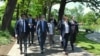 Президент Қасым-Жомарт Тоқаев (ортада). Құқық қорғаушылар сынаған заңға ол биыл 25 мамырда қол қойған. 