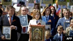 Наталья Поклонская с иконой царя Николая II на митинге в Симферополе 9 мая 2016 года