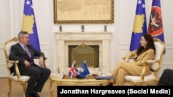 Ambasadori britanik në Prishtinë, Jonathan Hargreaves, takohet me presidenten e Kosovës, Vjosa Osmani, në Prishtinë, 10 mars 2026.
