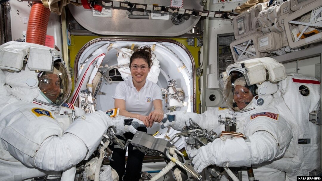 NASA-ne astronautkinje Christina Koch i Anne McClain sa kolegom Nickom Hagueom, 22. marta 2019.