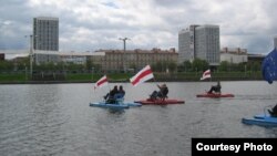 Бел-чырвона-белыя сьцягі ў цэнтры Менску.